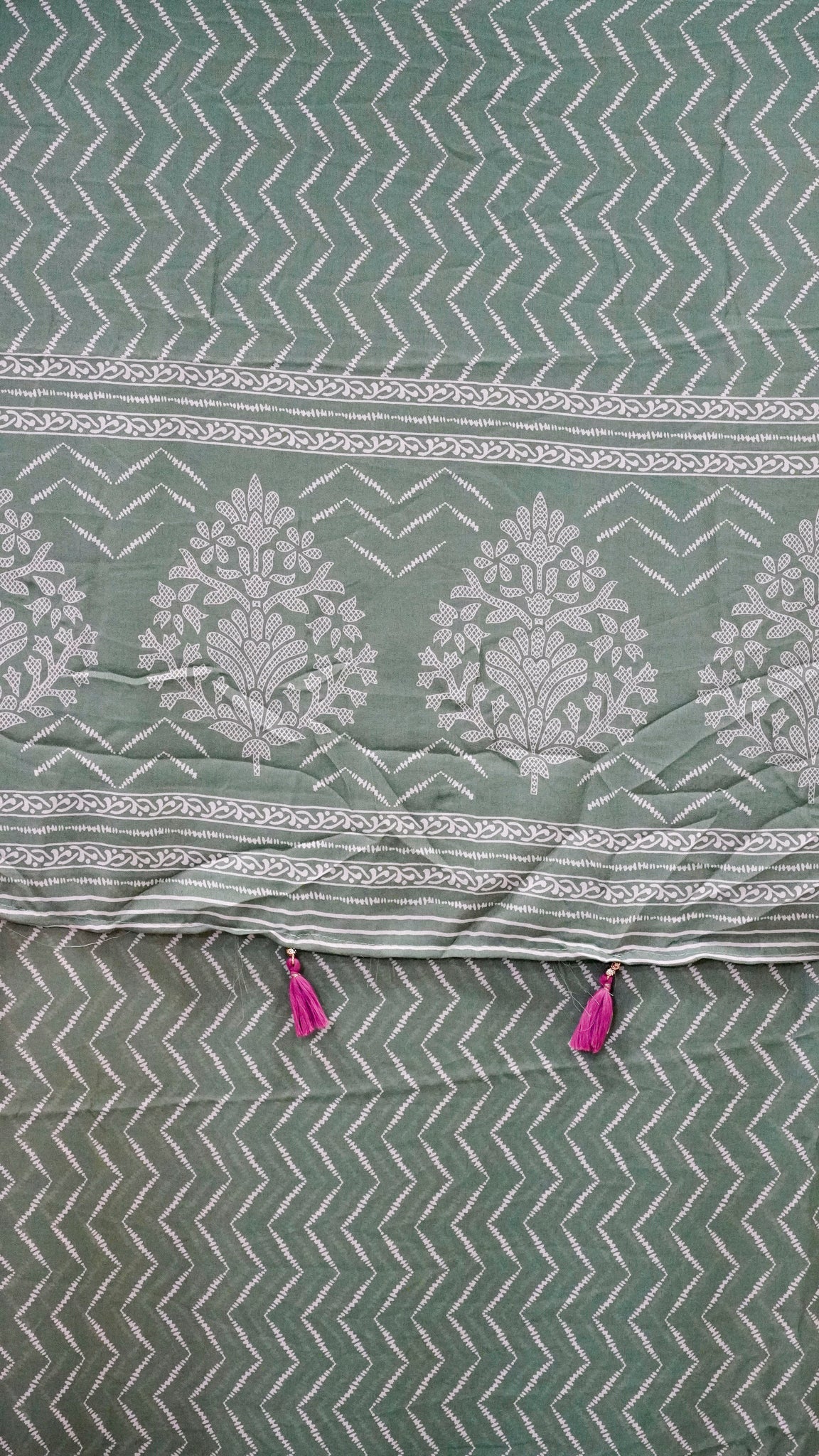 Shiffon Saree Arrow Print With Gap Zari Border Light Green To Pink
