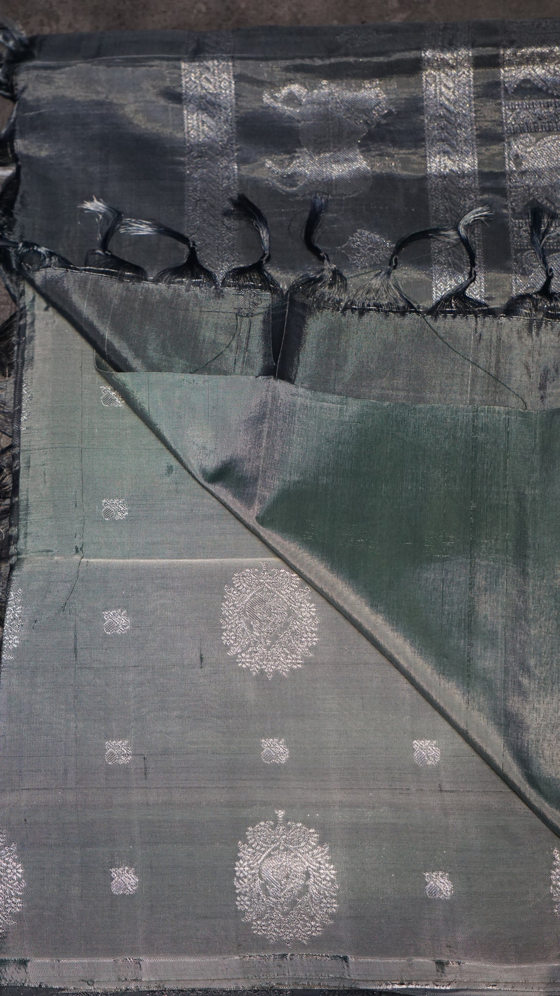 Vazhai Naaru Pattu Saree Vairaoosi Metallic Grey