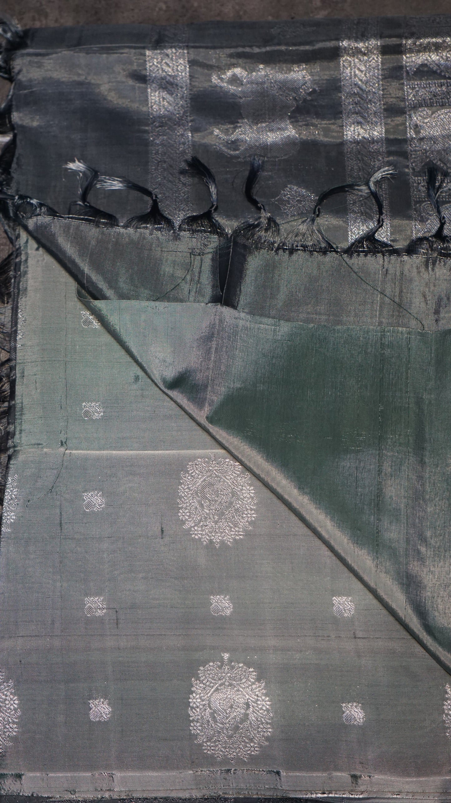 Vazhai Naaru Pattu Saree Vairaoosi Metallic Grey