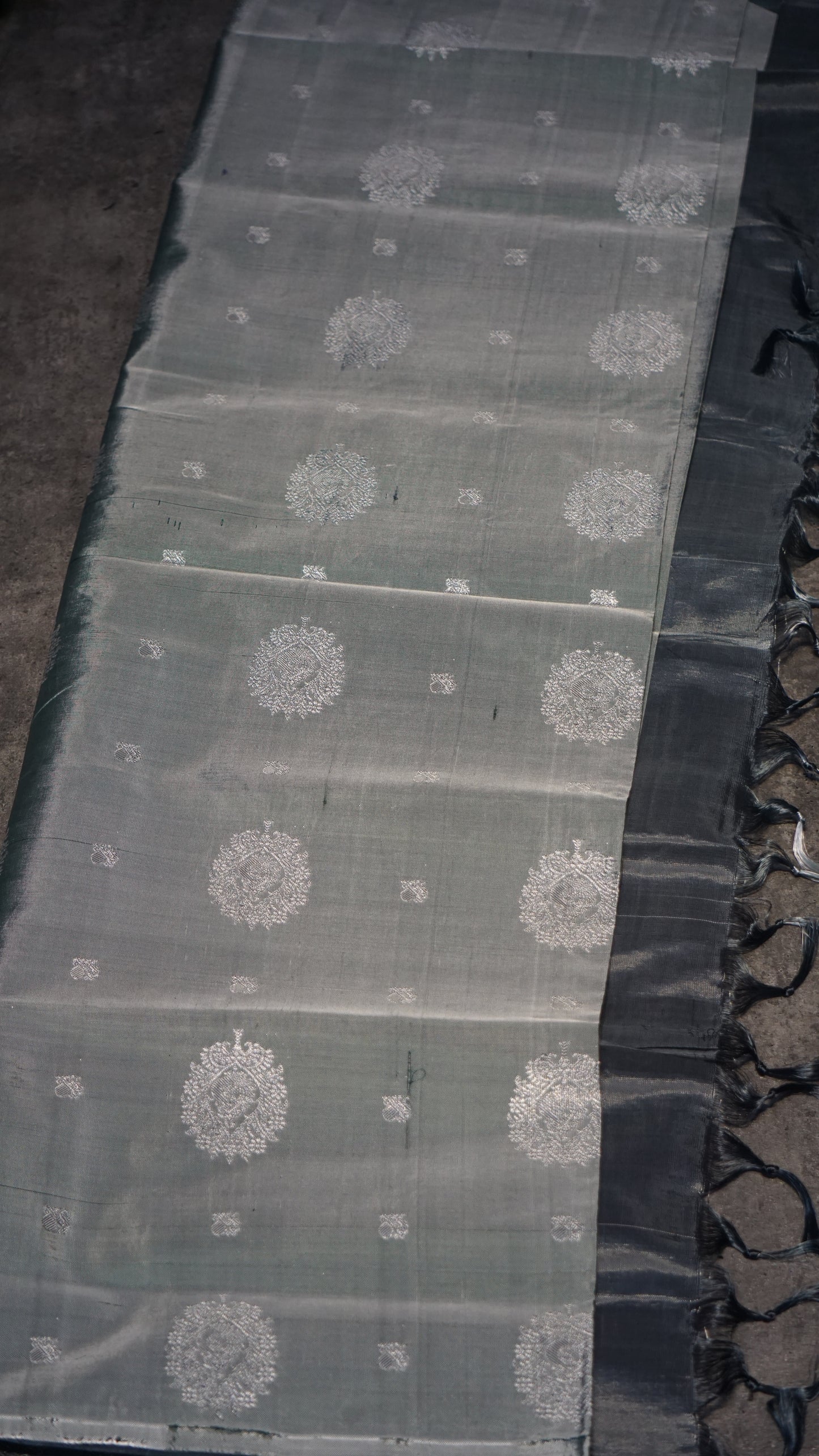Vazhai Naaru Pattu Saree Vairaoosi Metallic Grey