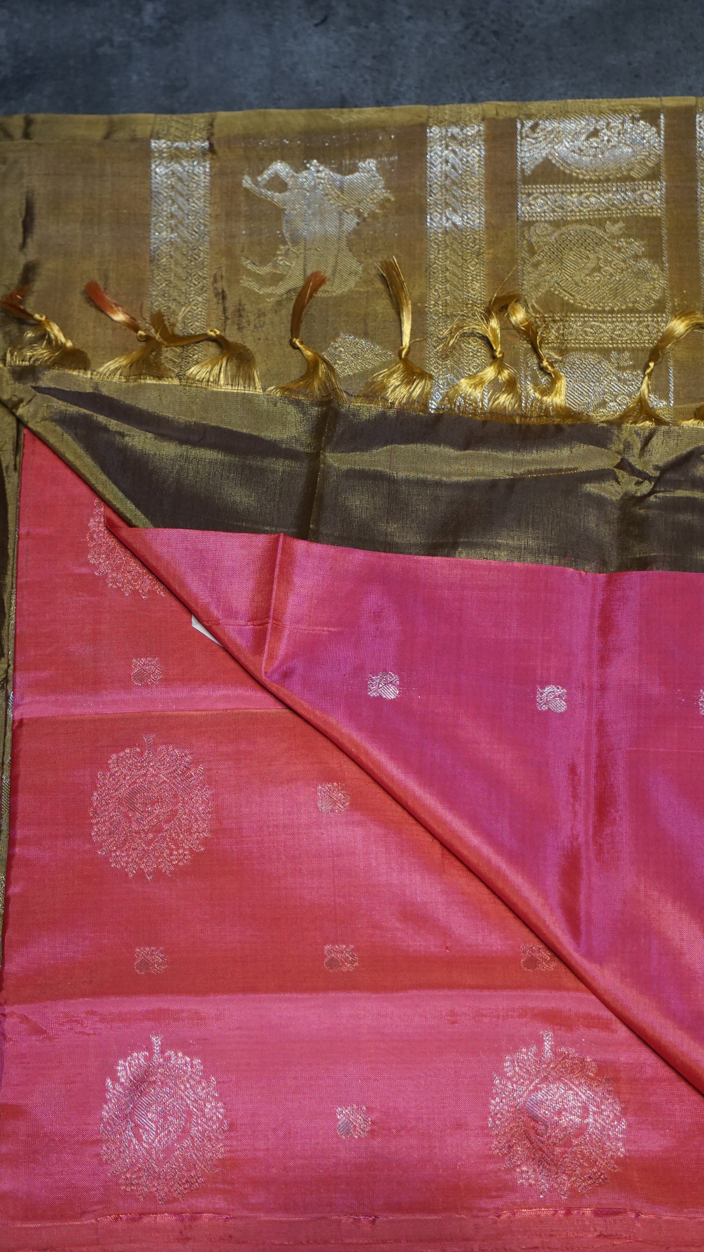 Vazhai Naaru Pattu Saree Vairaoosi Khaki - Pink