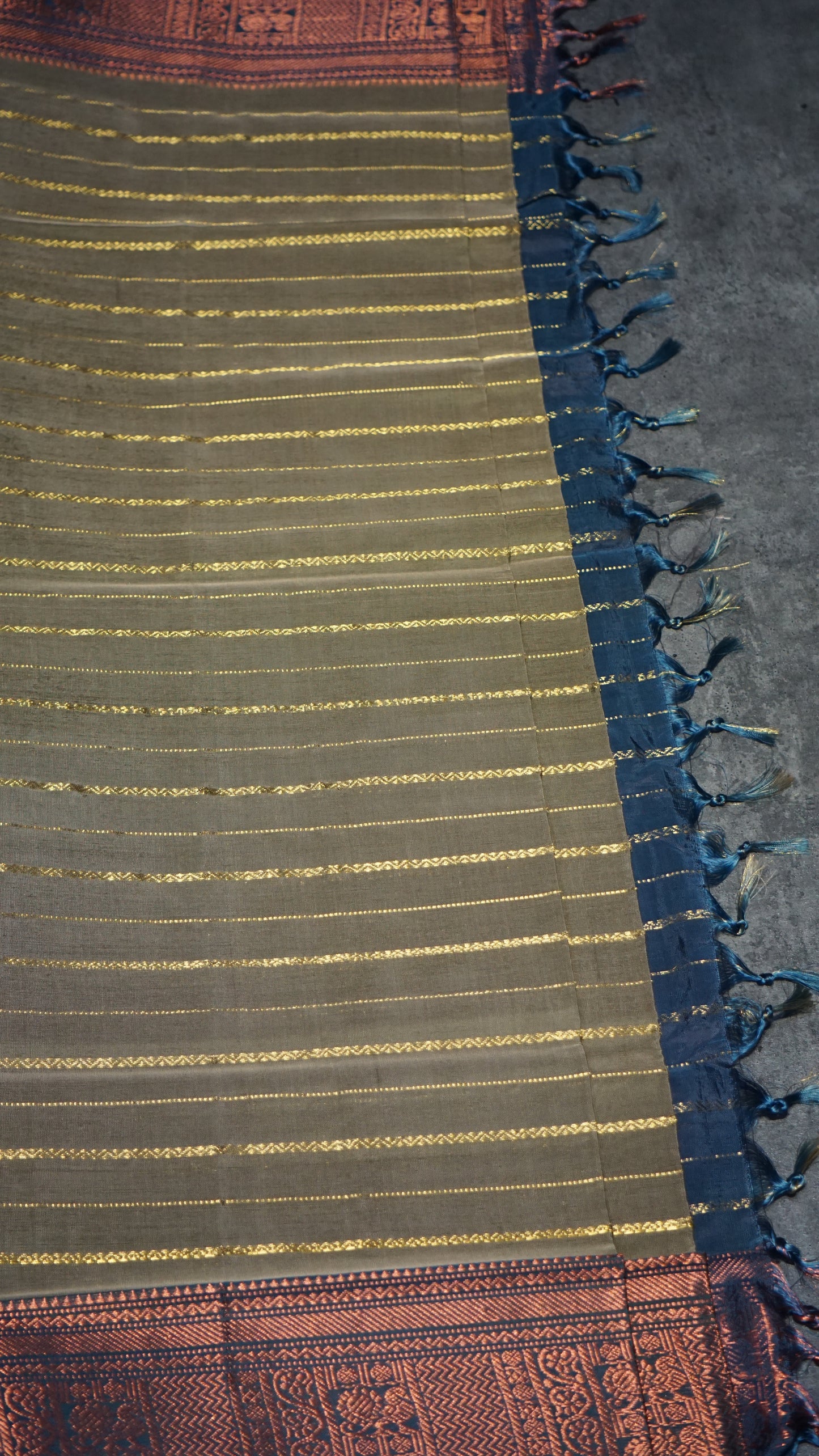 Vazhai Naaru Pattu Saree Velthari Navy Blue - Olive Green