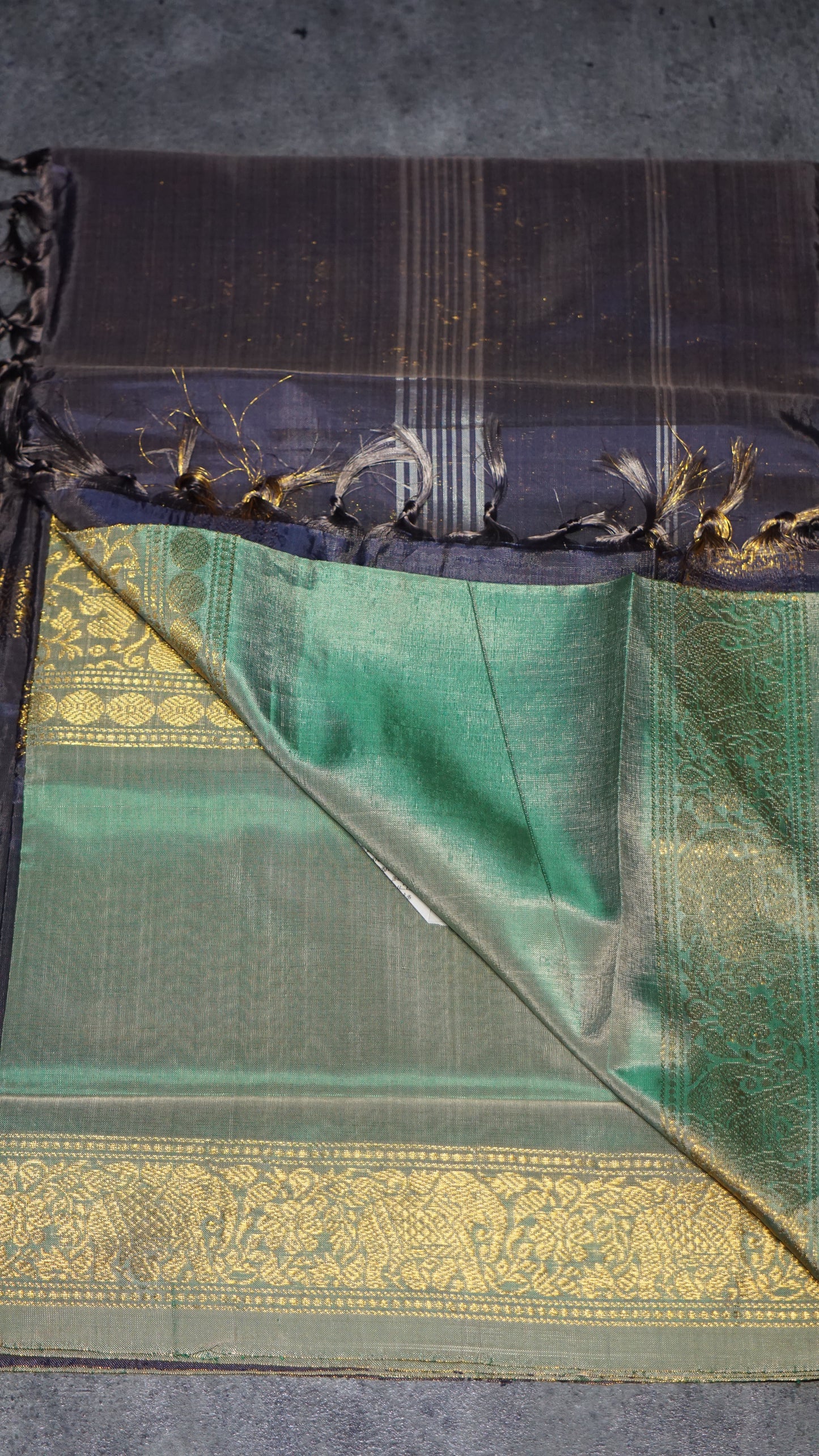 Vazhai Naaru Pattu Saree Vanasingaram Greyish Wine - Light Green