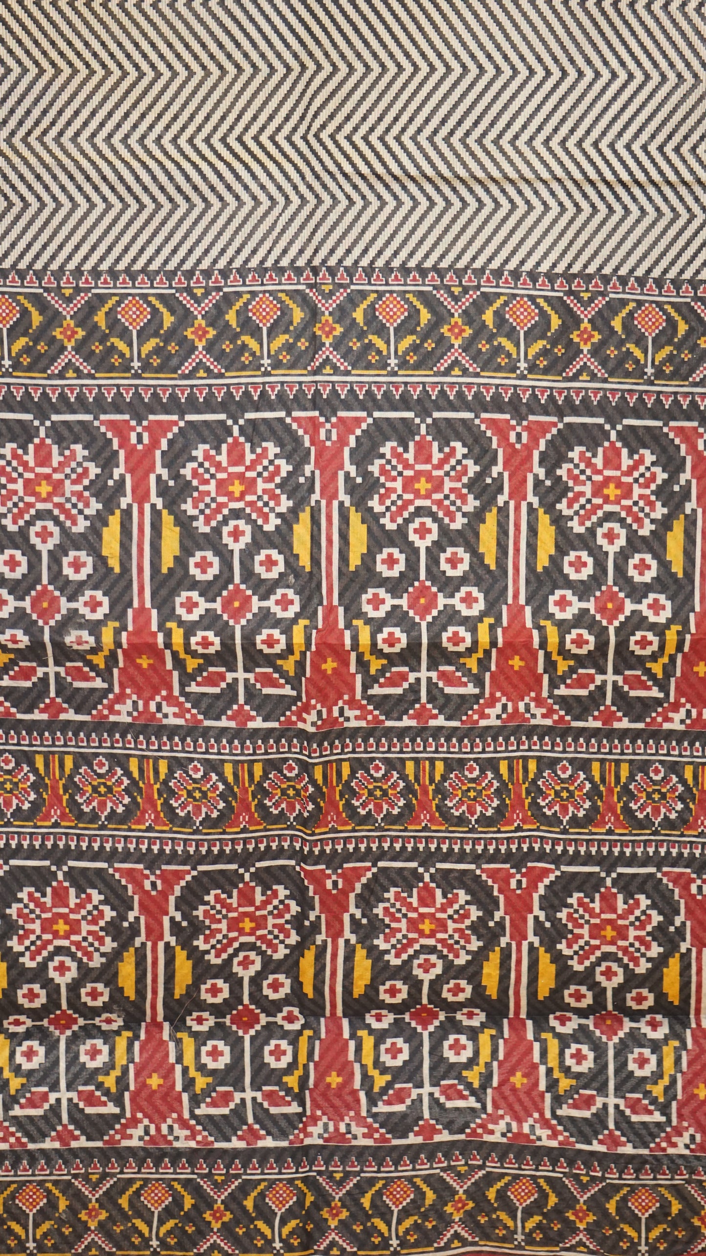 Kora Cotton Saree - Beige With Black Zig Zag Pattern