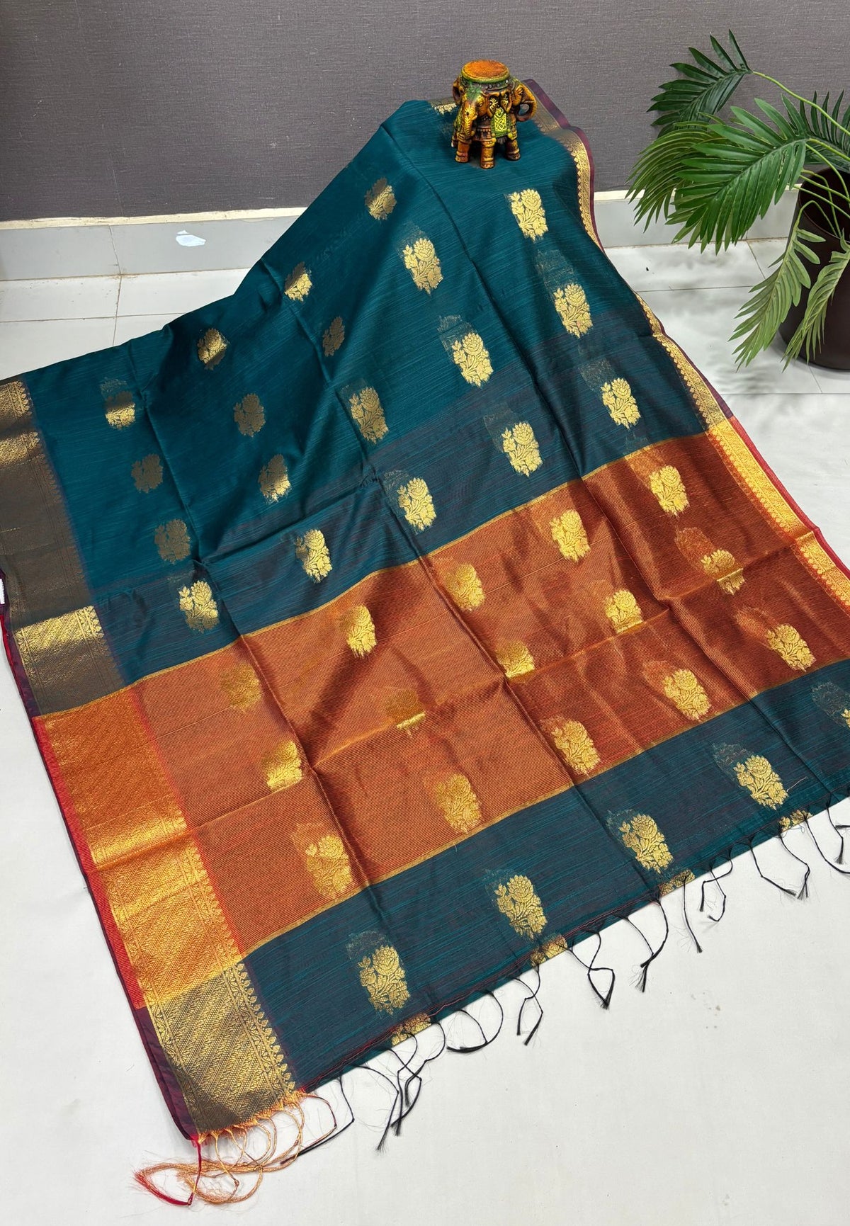 Handloom Silk Cotton Saree-Peacock Green in Mini Butta Zari Border