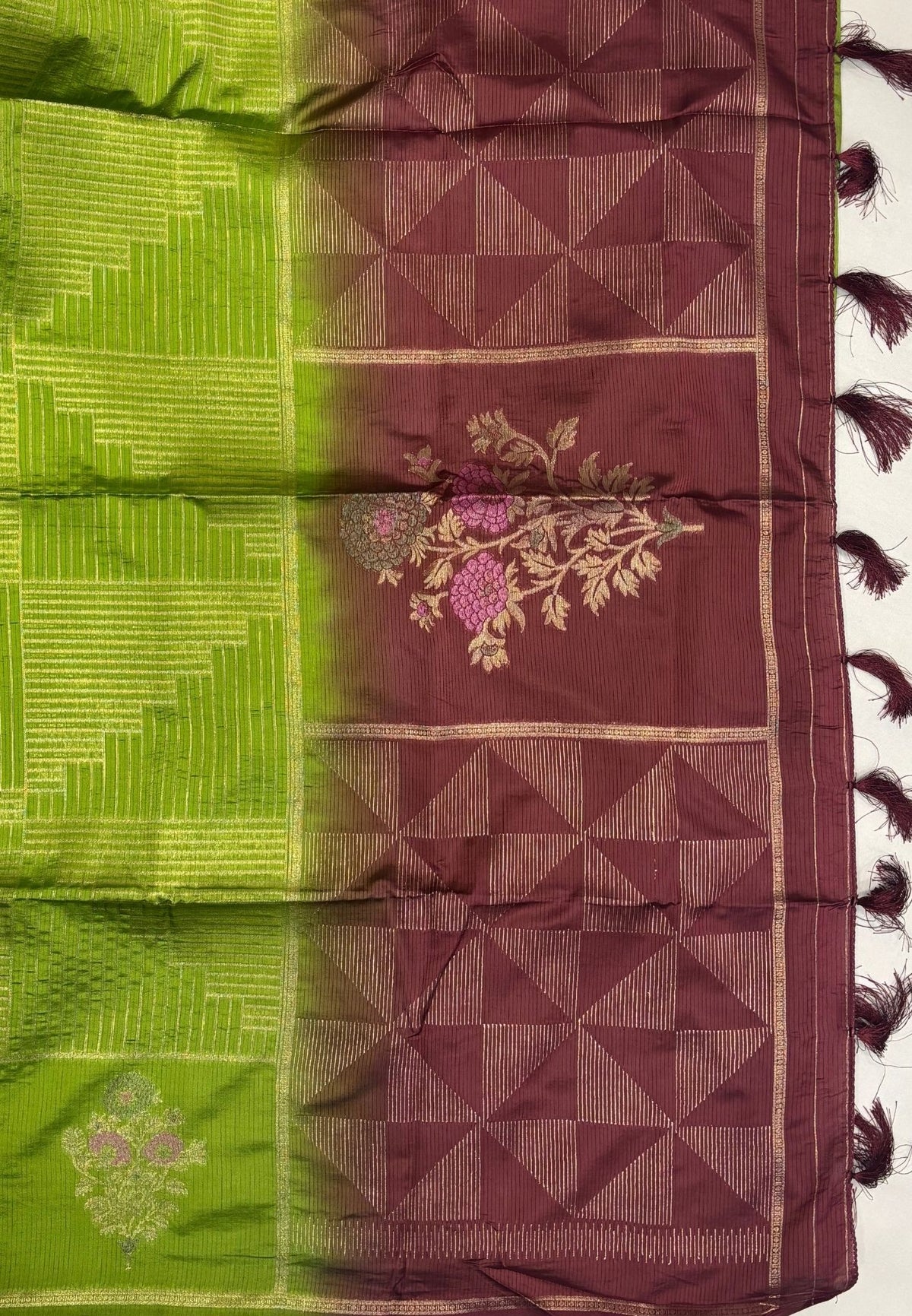 Mulberry Silk Saree-Light Green In Diamond Geometric Zari With Contarst Border