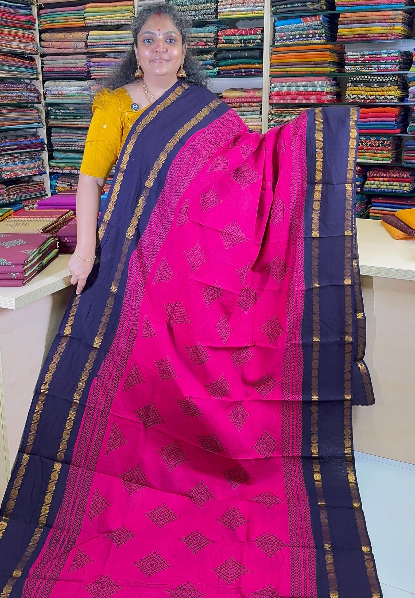 Sungudi Cotton Saree-Rani Pink with Contrast Retapet Border in Kolam Pattern
