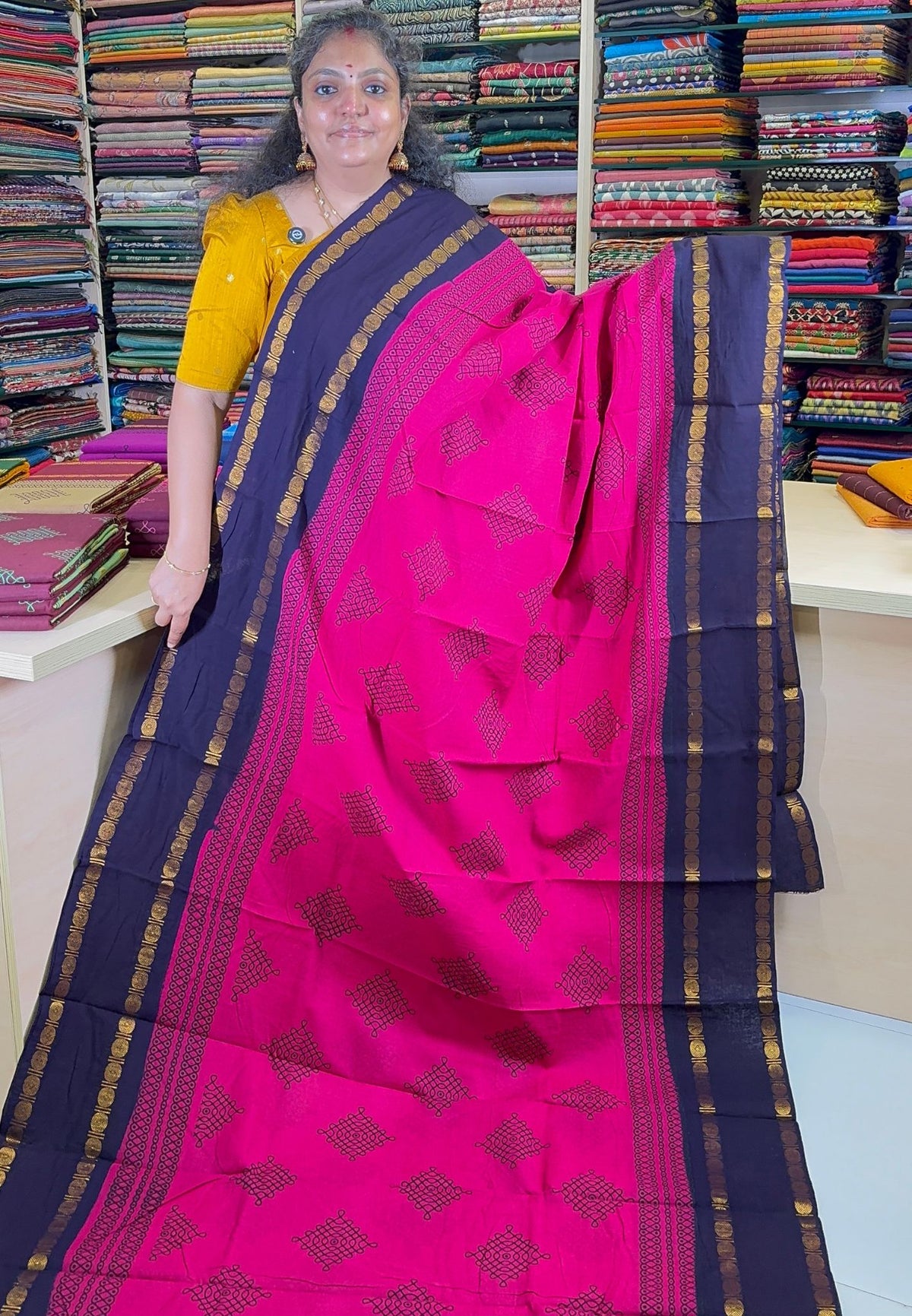 Sungudi Cotton Saree-Rani Pink with Contrast Retapet Border in Kolam Pattern