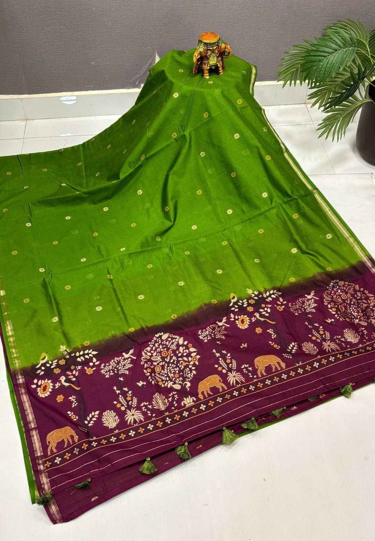 Gaji Silk Saree-Light Green In Warli Tree & Elephant With Contrast Border
