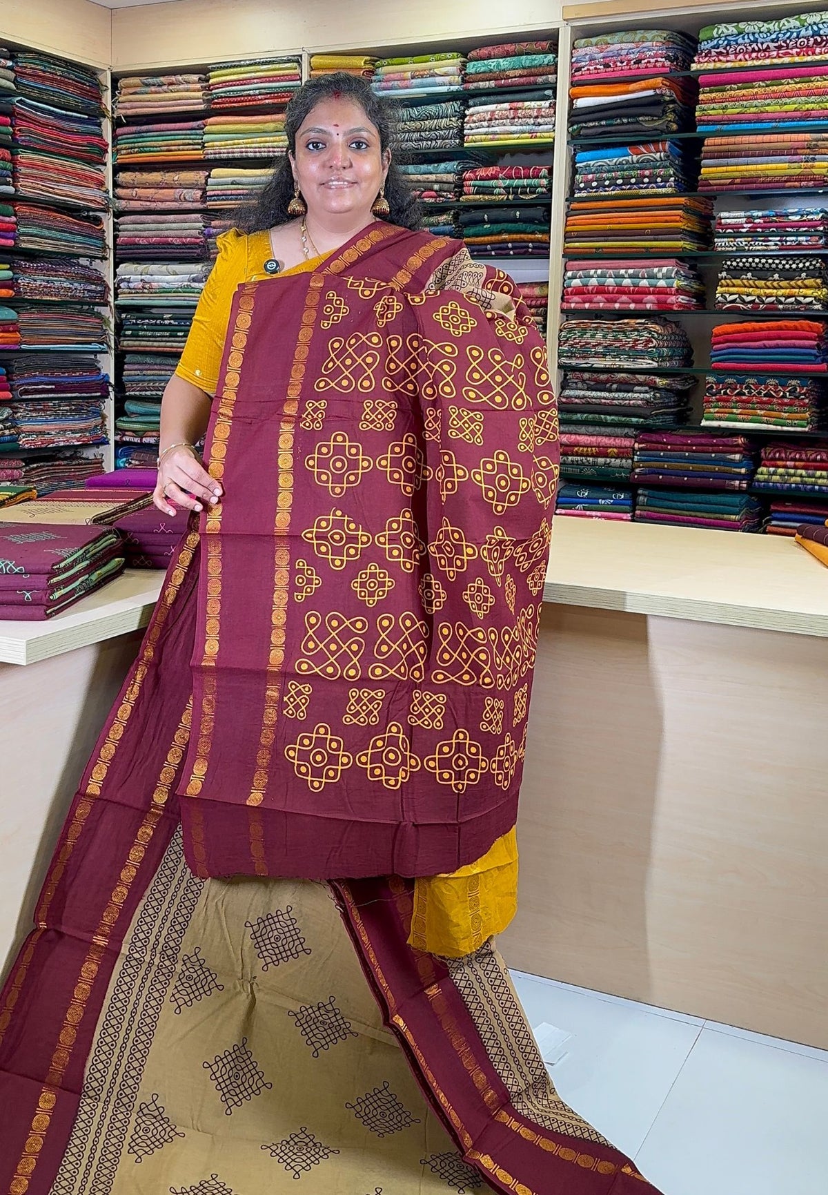 Sungudi Cotton Saree-Cream with Contrast Retapet Border in Kolam Pattern