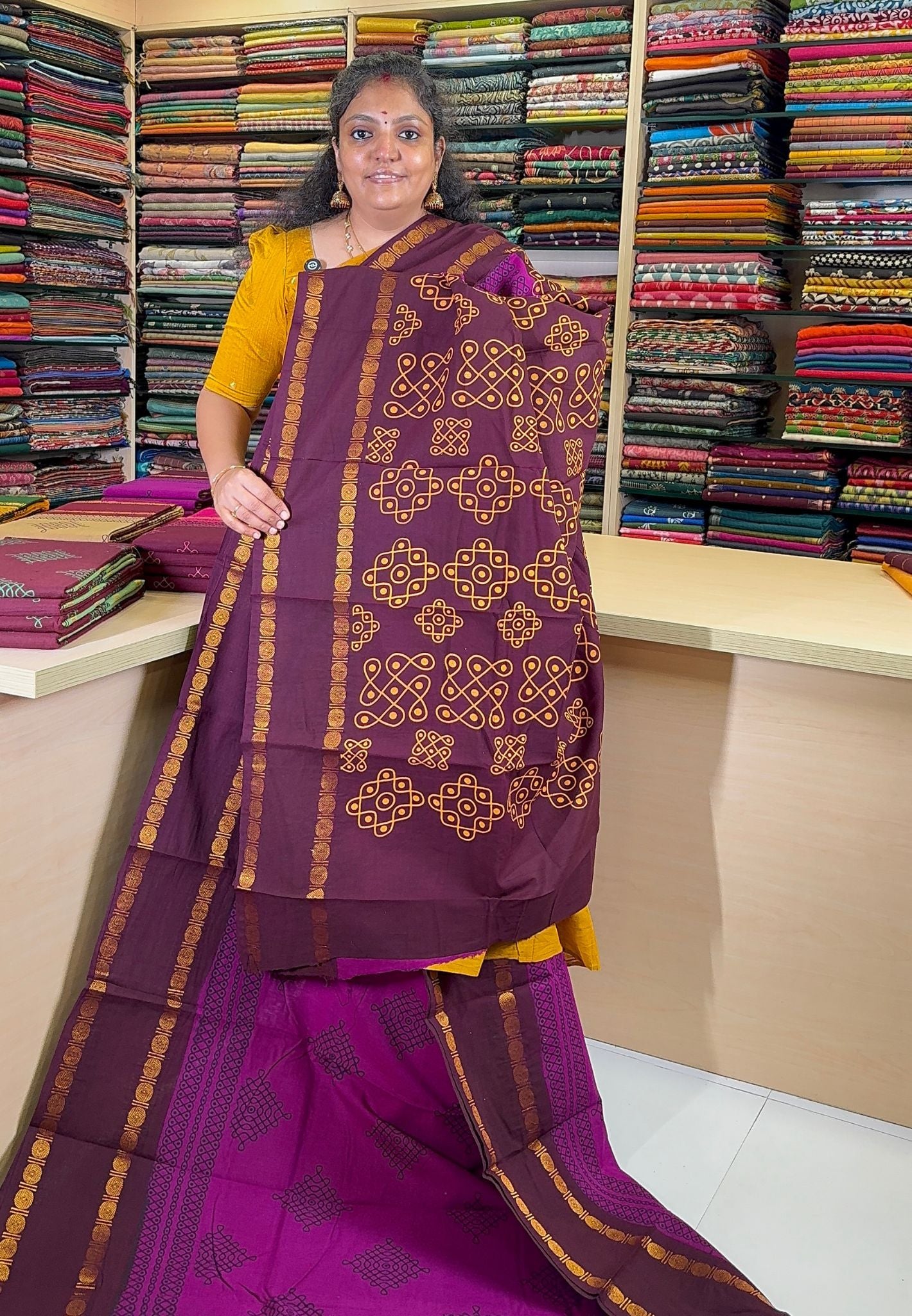 Sungudi Cotton Saree-Magenta with Contrast Retapet Border in Kolam Pattern