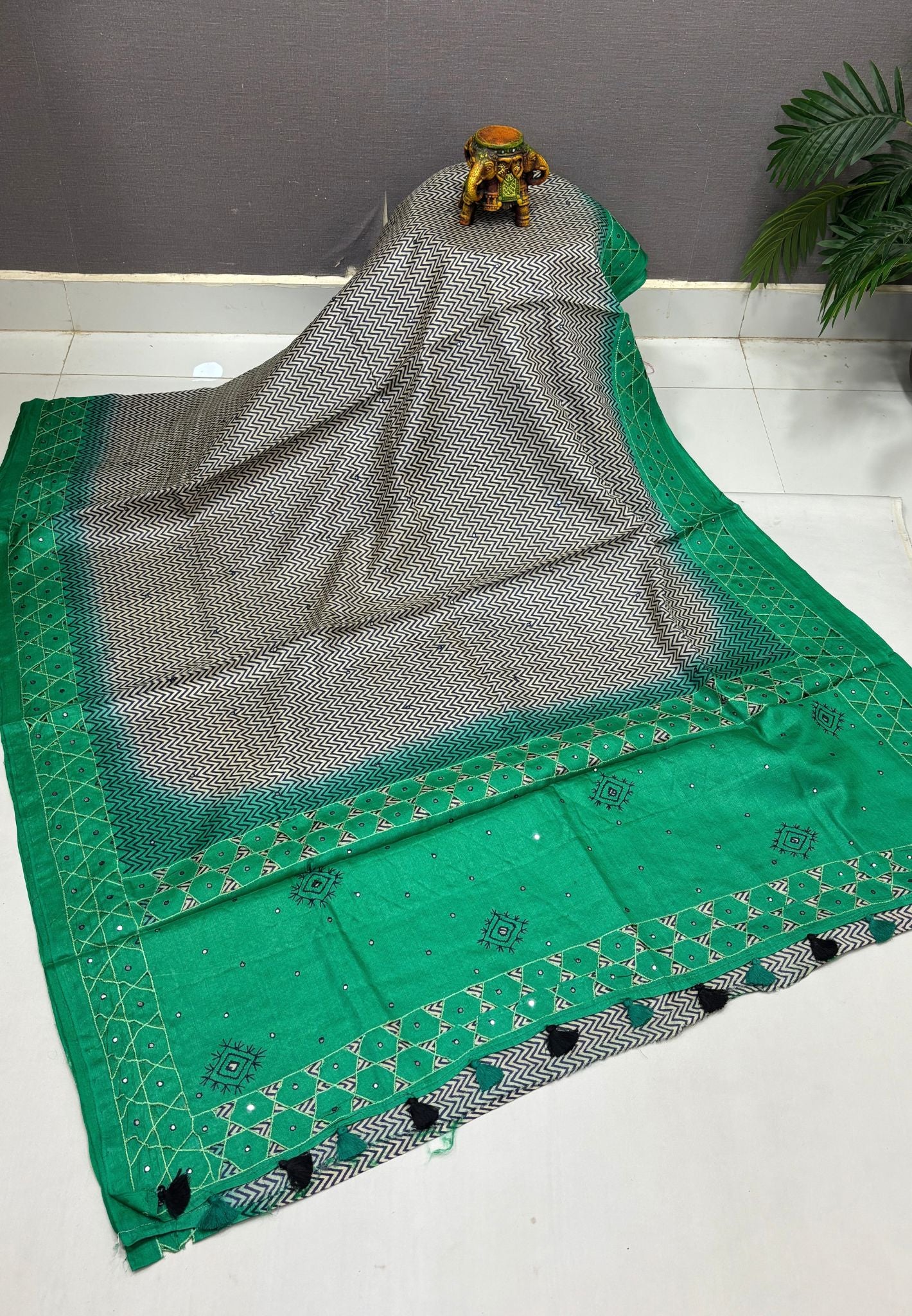 Pure Tussar Saree-Green In Zigzag Chevron With Contrast Border