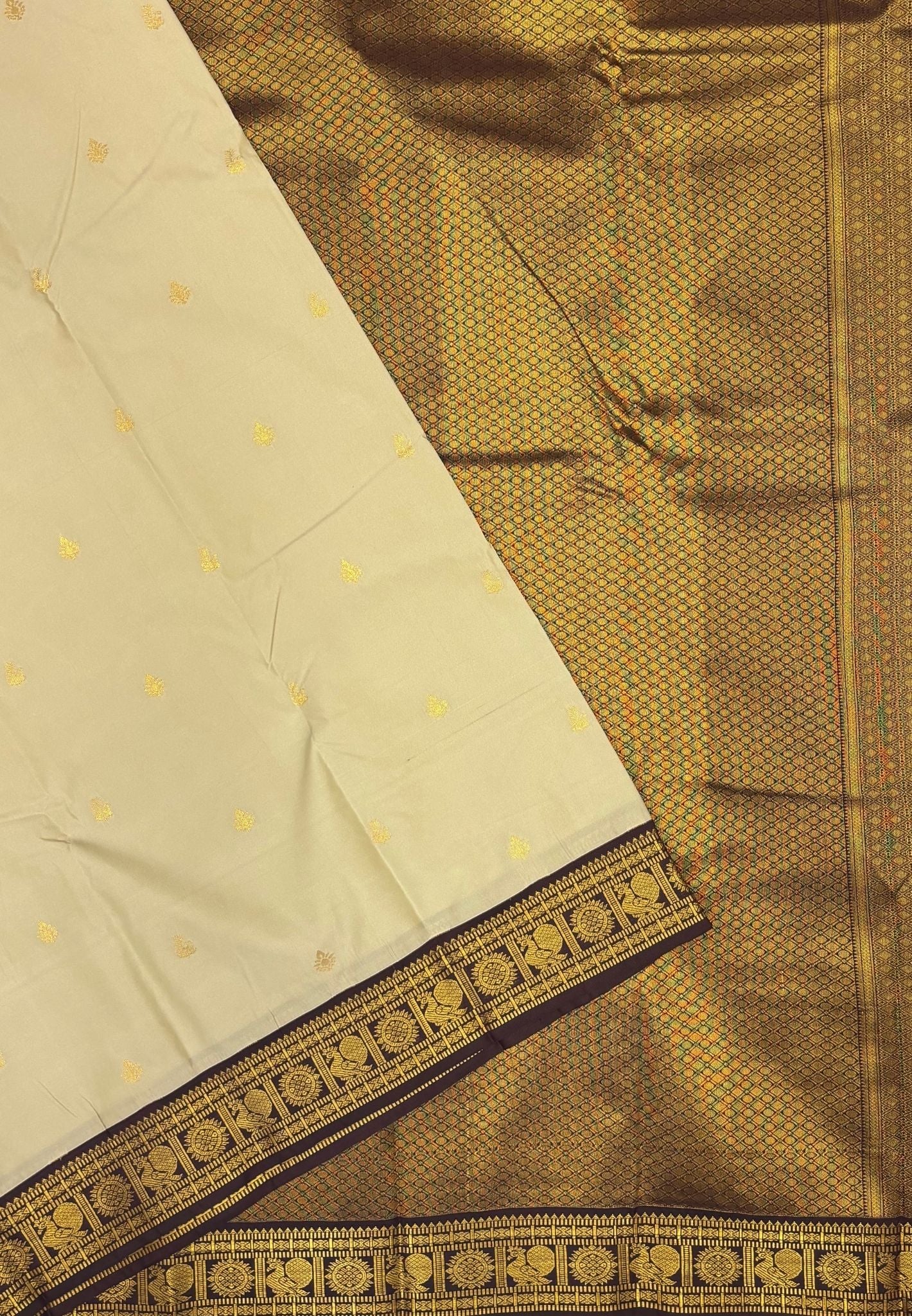 Budget Kanchipuram Saree-Elachi Green In Mayil Chakram With Contrast Border