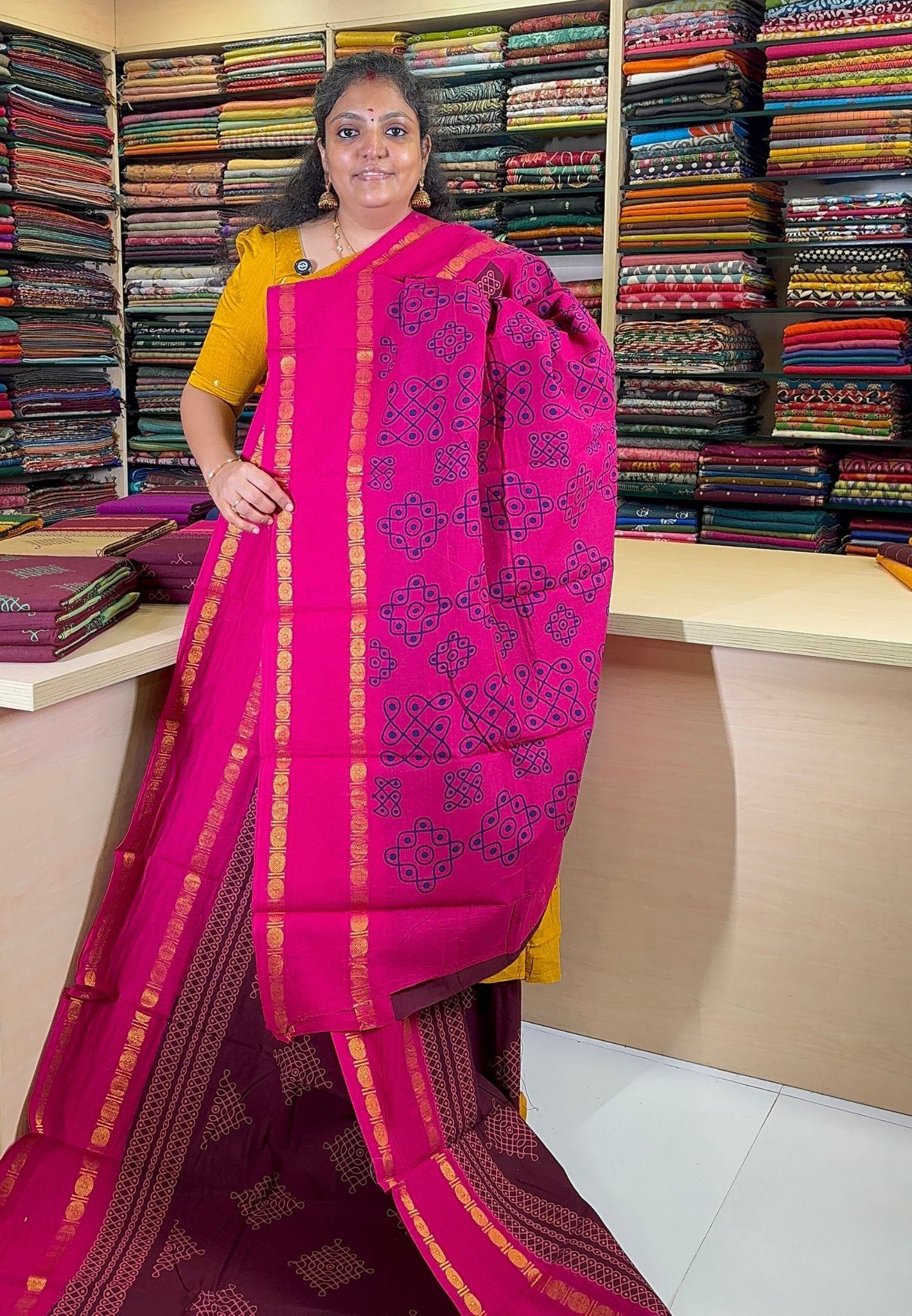 Sungudi Cotton Saree-Arakku with Contrast Retapet Border in Kolam Pattern