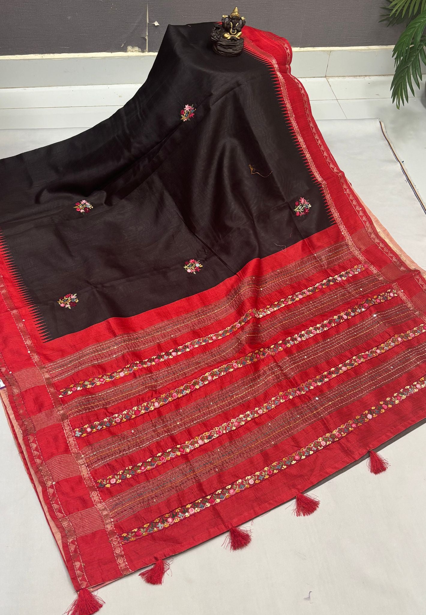Jute Tussar Saree-Black with Embriodery Floral Motif