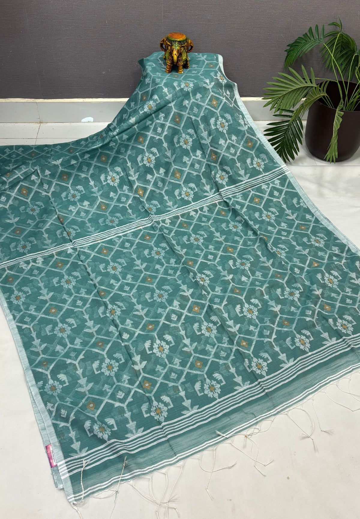 Handloom Cotton Saree-Metalic Green in Diamond Pattern Border