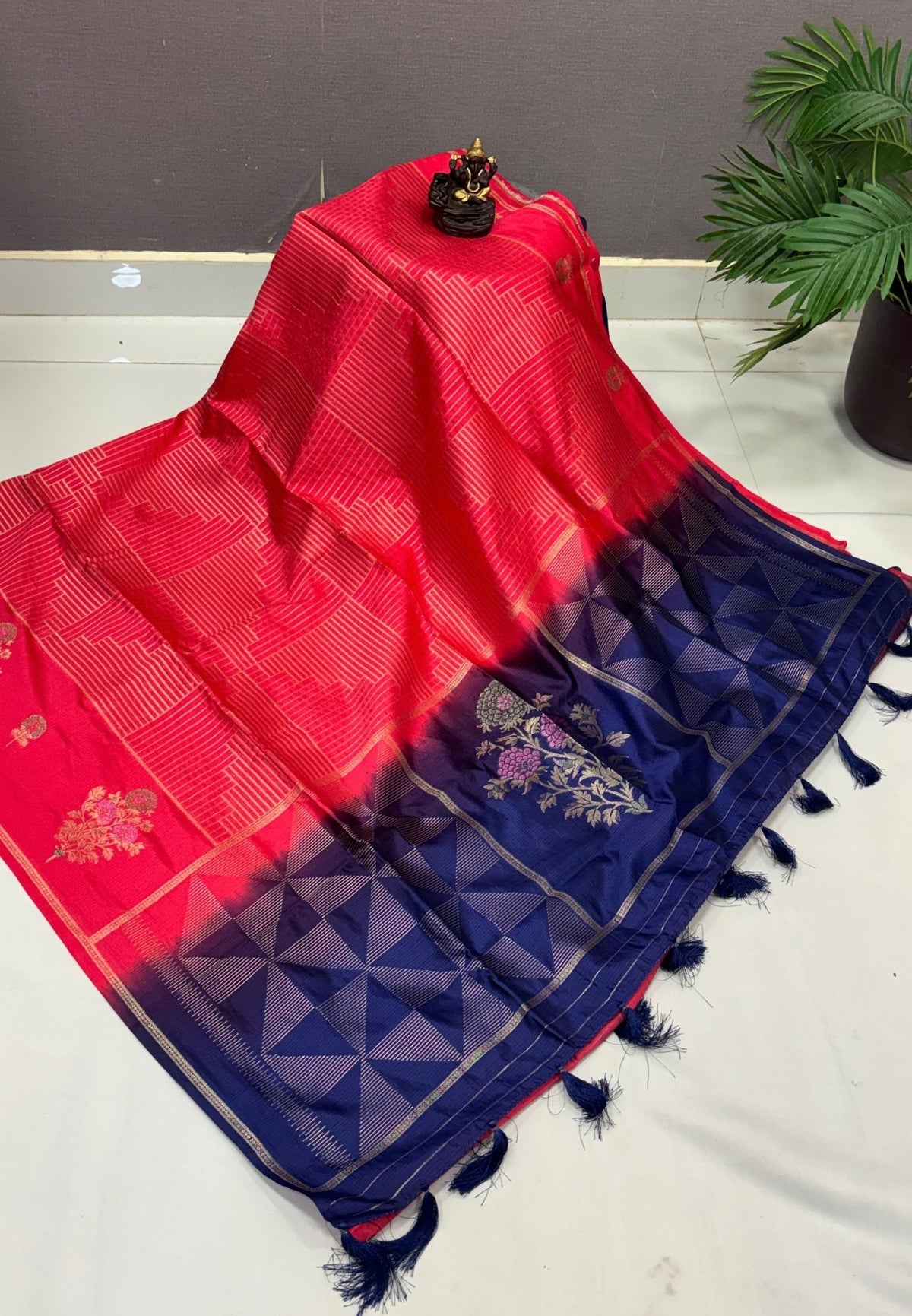 Mulberry Silk Saree-Peach Red In Diamond Geometric Zari With Contarst Border