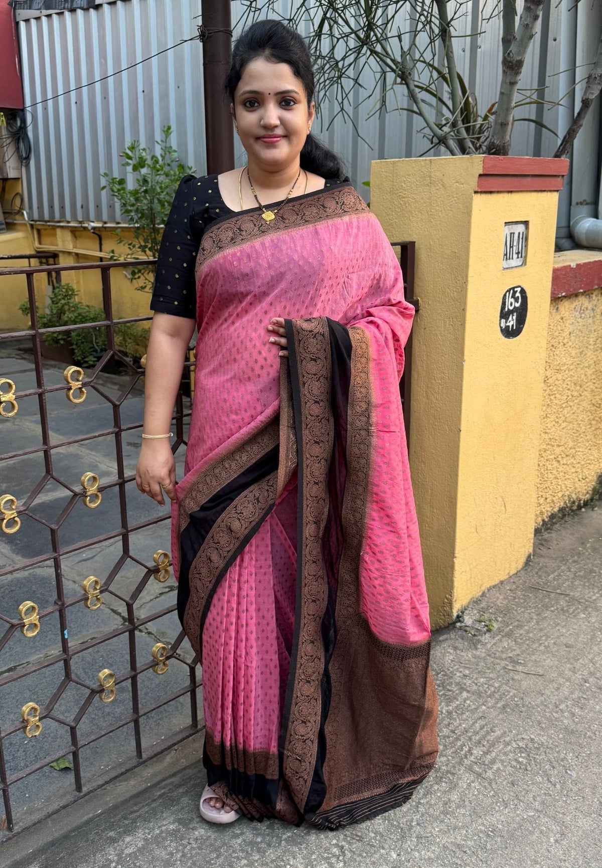 Banarasi Georgette Saree-Pink with Contrast Retapet Border