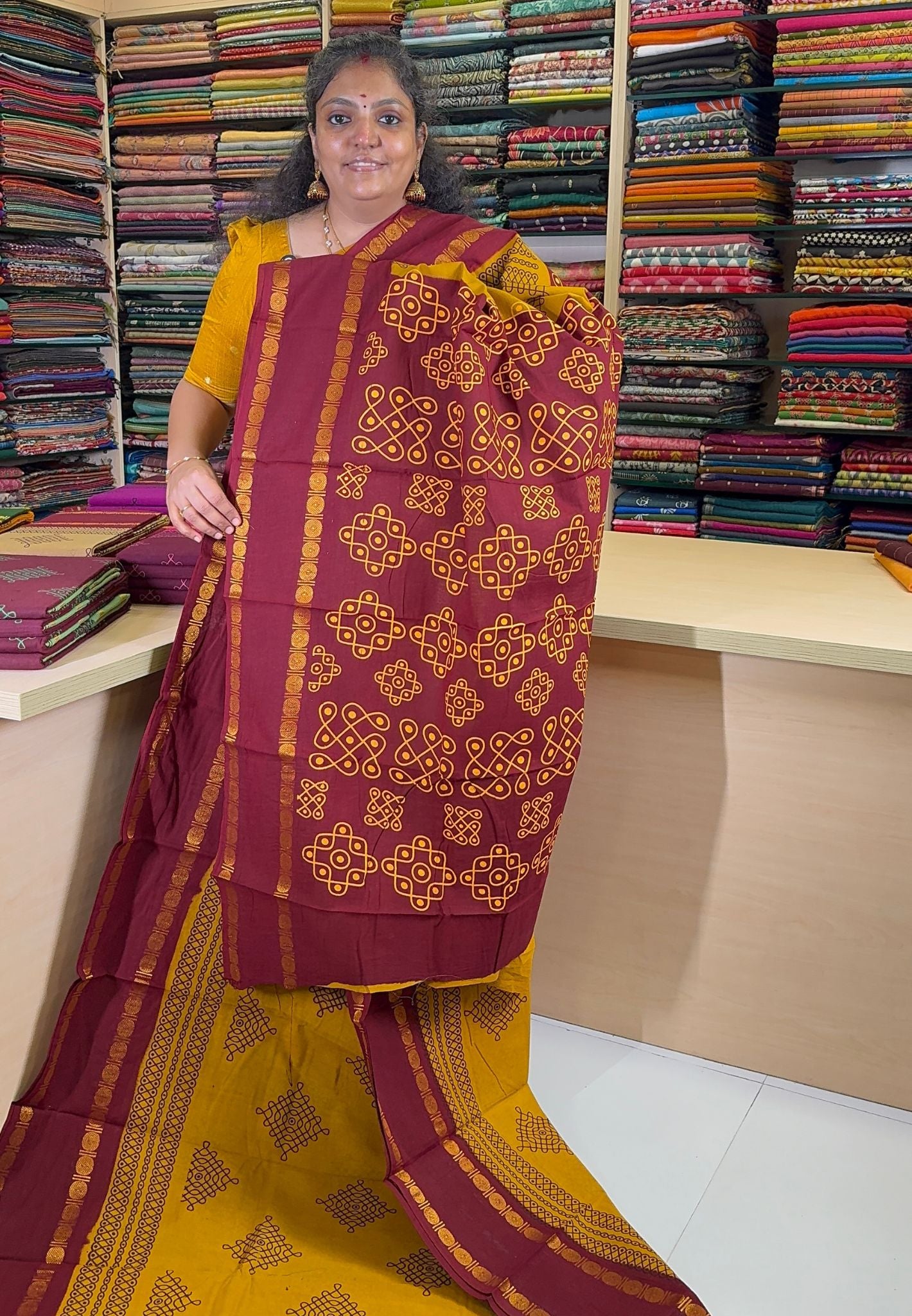 Sungudi Cotton Saree-Mustard with Contrast Retapet Border in Kolam Pattern