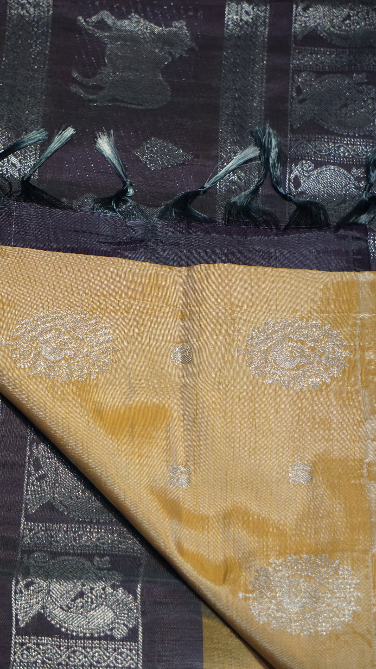 Vazhai Naaru Pattu Saree Vairaoosi Sandal to Wine