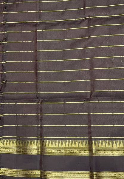 Pure Kanchipuram Silk Saree-Brown with Golden Checkered Pattern in Mayil Chakram Motifs