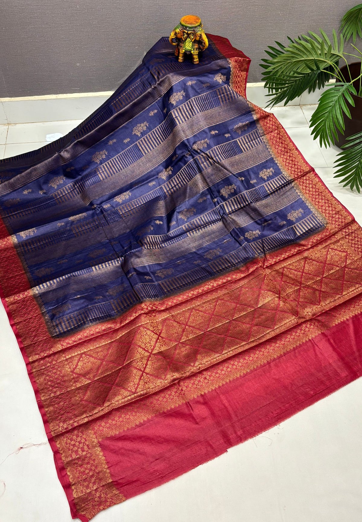 Pure Tussar Saree-Navy Blue In Geometric Diamond Zari With Contrast Border