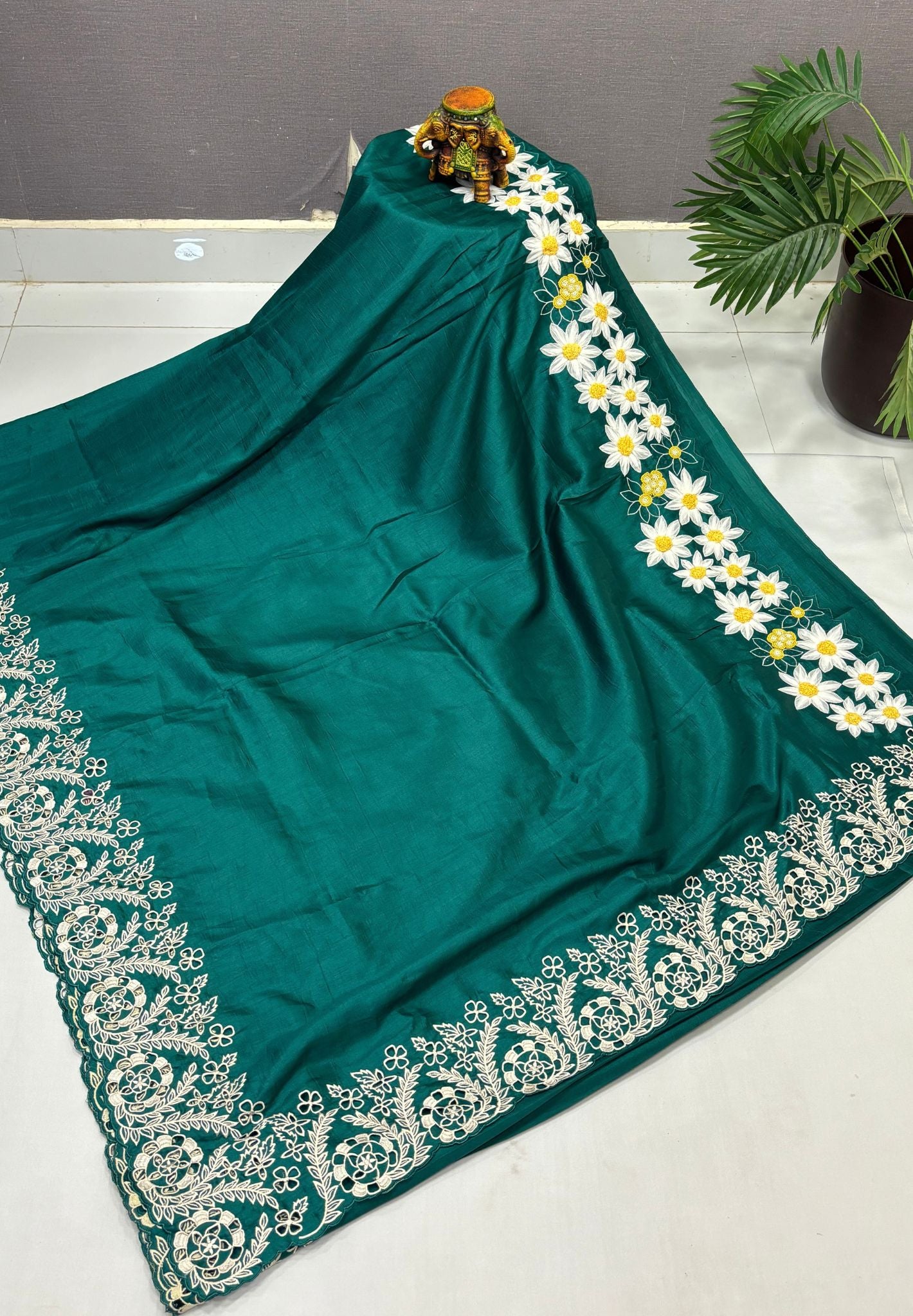 Russian Silk Saree-Emrld Green In Daisy Floral Embroidery Border