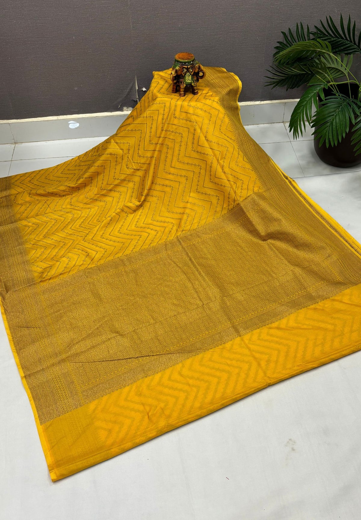 Banarasi Saree-Yellow In Zigzag Zari Border