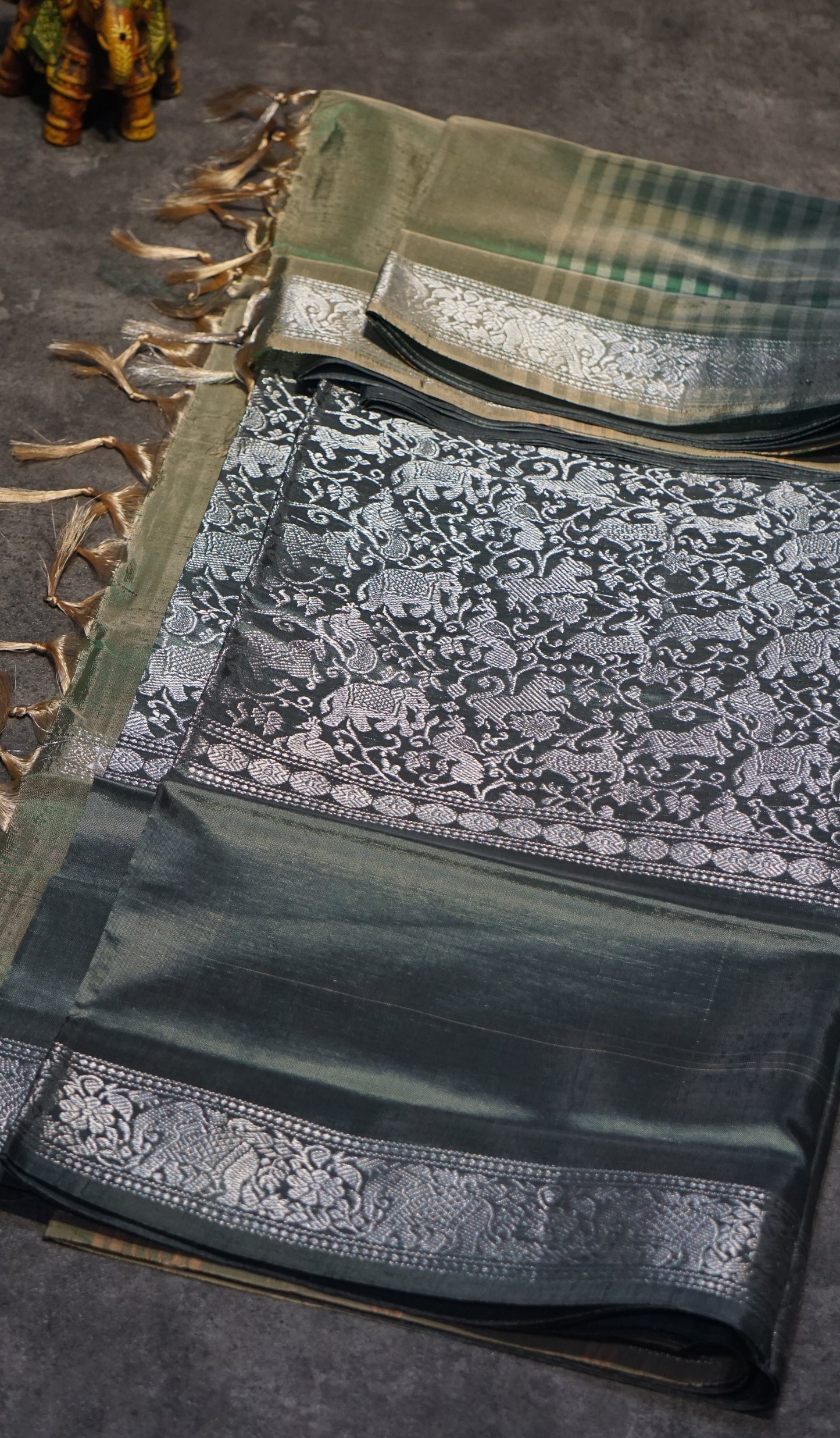 Vazhai Naaru Pattu Saree Vanasigaram Metalic Grey to Green