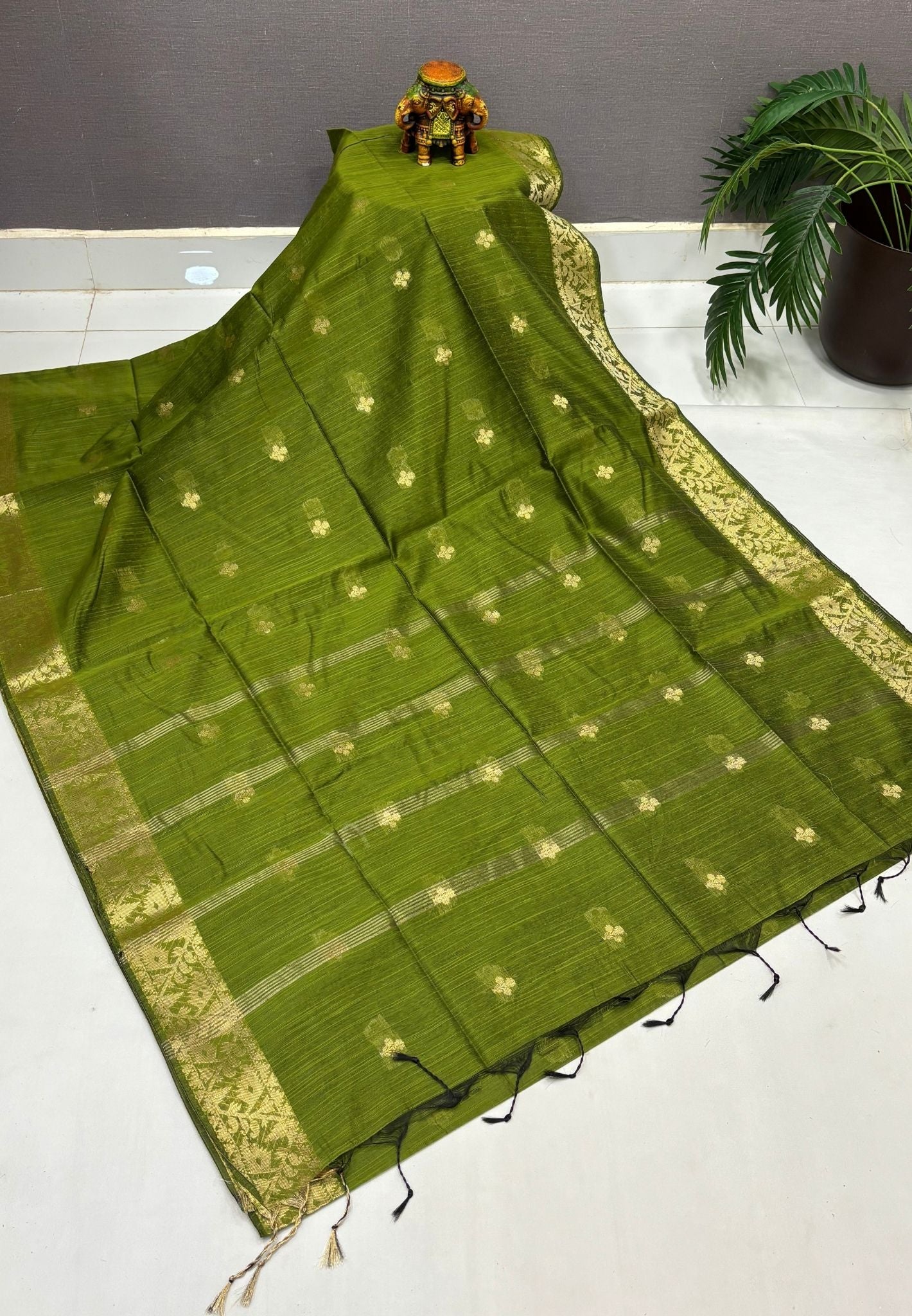 Handloom Silk Cotton Saree-Olive Green In Floral Butta Brocade Border