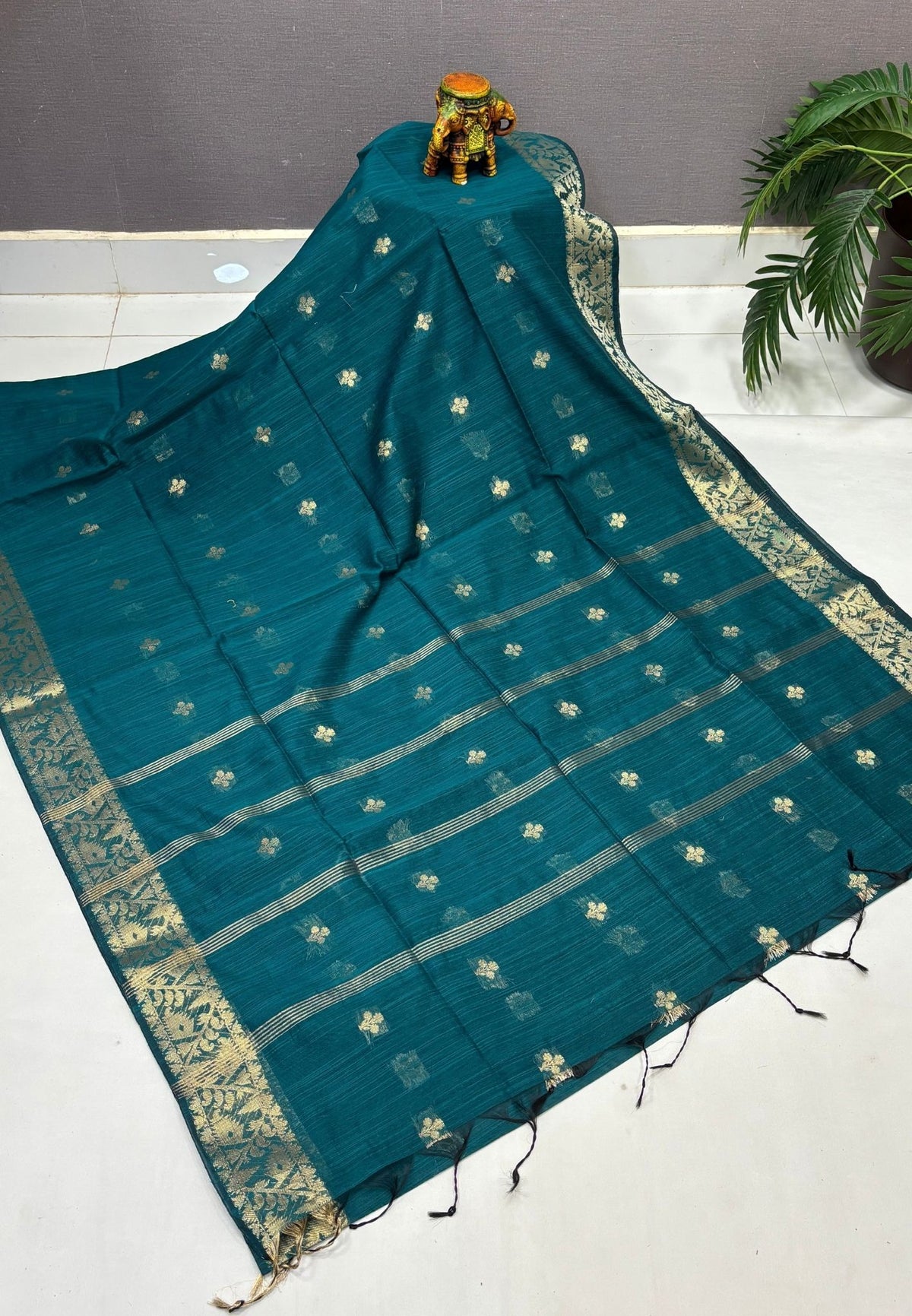 Handloom Silk Cotton Saree-Peacock Green In Floral Butta Brocade Border