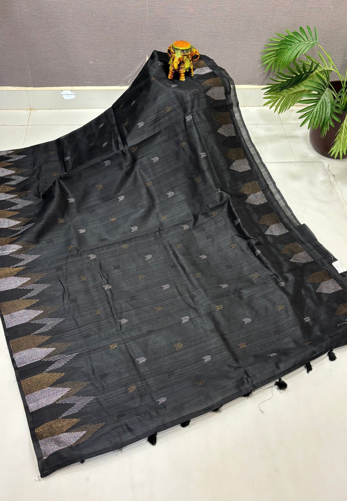 Tussar Saree-Black In Twin Tower Border
