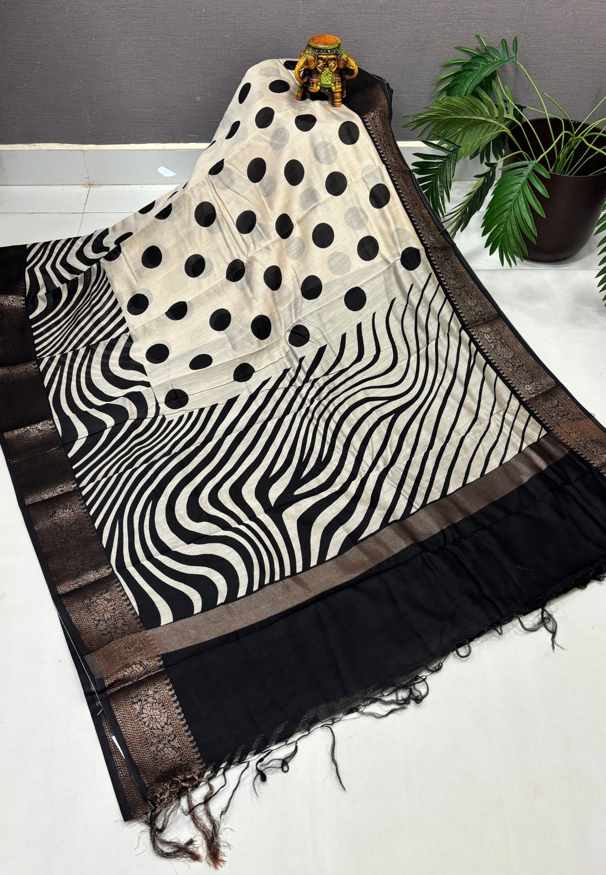 Pure Chanderi Saree-Black in Circle Pattern Border