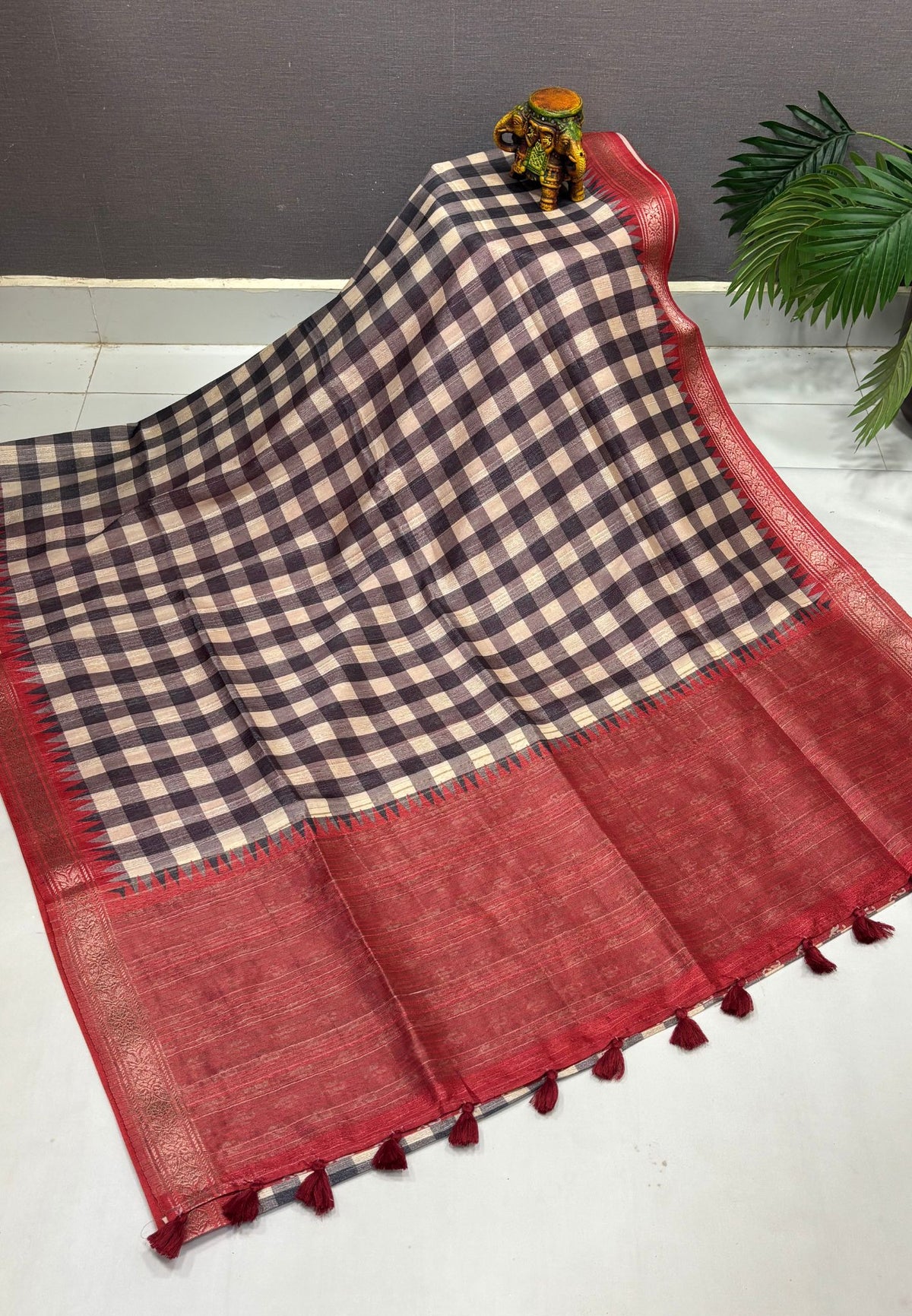 Matka Tussar saree-Grey in Checked Pattern with Temple Zari Border