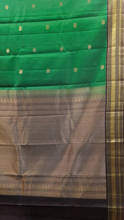 Pure Kanjivaram Silk Saree -Bottle Green-Vairaoosi