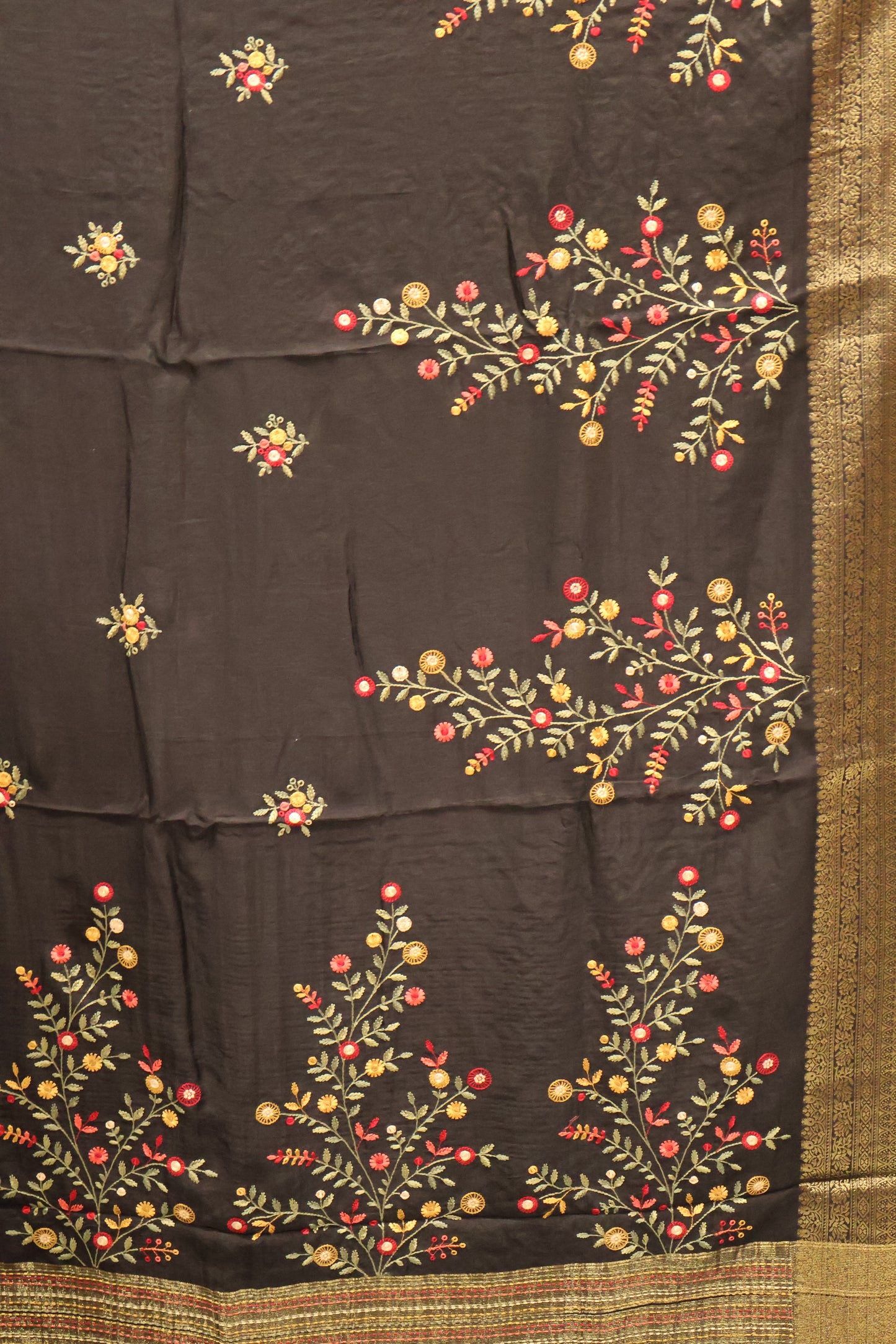 Viscose Saree-Black Round Flower Embryoid